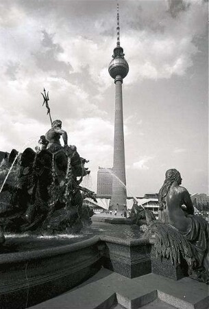 Berlin: Ost; Neptun Brunnen mit Fernsehturm