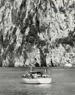 Luxusyacht vor den steilen Felsen Capris