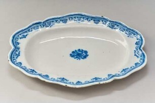 Längliche blaubemalte Platte