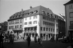 Freiburg i. Br.: Münsterplatz mit Kaffee Kühnle, Block