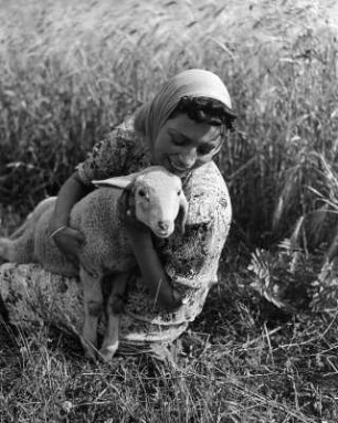 Frau mit Lamm