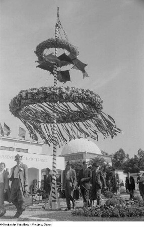 Richtkranz und Besucher auf der Technischen Messe 1953