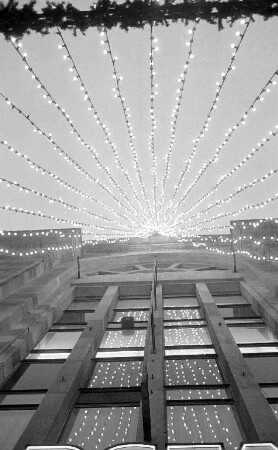 Weihnachtsdekoration am Kaufhaus Karstadt.