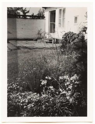 Garten Elsbeth Heddenhausen, Berlin-Zehlendorf: Wohnhaus Terrasse Garten mit Gräsern