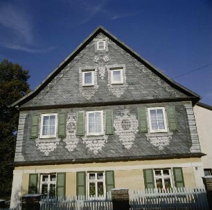Sonneberg. Wohnhaus. Giebelseite mit Schieferverzierung