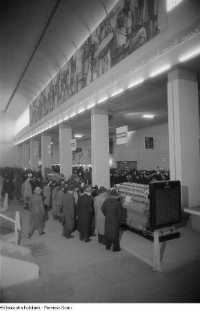 Besucher vor dem Messestand mit Maschinen der Firma Strojexport auf der Ausstellungsfläche der Tschechoslowakei