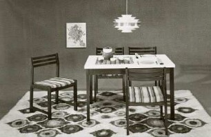 Eßtisch (Modell T 172/1) : Eßtisch mit vier Stühlen (1974)