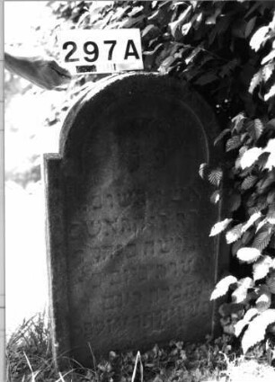 Grabstein 297 (Index: 100085262) Maße HxBxT: 87x52x16 cm Beschreibung: Stele, eingezogener Rundbogenabschluß, Schriftfelder eingetieft: Grabstein 297A