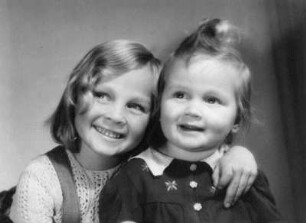 Kinderbilder. Doppelbildnis zweier kleiner Mädchen