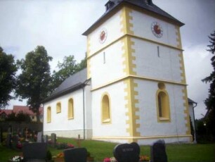 Kirche von Südosten mit Kirchturm (gotischer Chorturm mit Turmchor - Mittelgeschoß mit Schießscharten) und Langhaus (Neu erbaut 17 Jh)