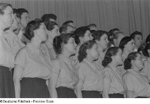 Auftritt eines am Bezirksausscheid der Volkskunstgruppen 1954 teilnehmenden Chores