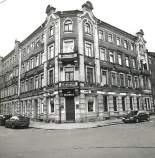 Dresden-Pieschen, Robert-Matzke-Straße 38. Wohnhaus mit Café "Stilbruch" (um 1900). Eckansicht mit Fassade Altpieschen