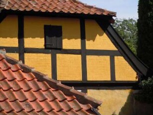 Svaneke - Hausgiebel : Ziegeldach und Fachwerkgiebel, aufgenommen am 6. August 2010 in Svaneke