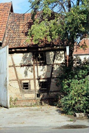 kleiner verfallender Fachwerkanbau