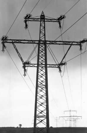 Deutschland. 220/380 kV-Freileitung, errichtet durch die Firma Elektroarmaturenwerk JWH Radebeul. 220 kV-Abspannmast
