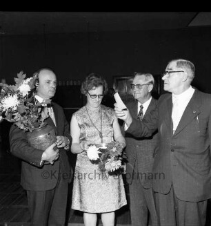 Siedlergemeinschaft Bad Oldesloe im Deutschen Siedlerbund: Oldesloer Hof: Kleingartensiedlungswettbewerb: Preisverleihung beim Erntedankfest: Bürgerworthalter Georg Koch und Vorsitzender Max Templin gratulieren den Gesamtsiegern Kurt Peschel und seiner Frau