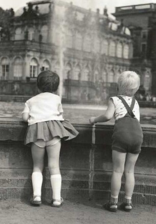 Dresden, Zwinger. Kinder am Springbrunnen im Hof