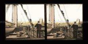 Matrosen und Besucher an Deck des Kriegsschiffes Porthuau