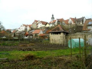 Stadtbild-Ansicht von Südosten-Vorstadtturm (im Südwesten) mit anschließender Vorstadtmauer nach Osten sowie Oberstadt mit Stadtmauer auf Bergrücken