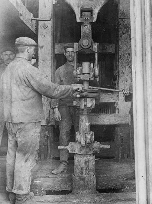 Bohrturm, Inneres: Drehen des Bohrers : Technikgeschichte | Technologie | Erdölindustrie | Bohrfelder in Wietze | Deutsche Erdöl AG