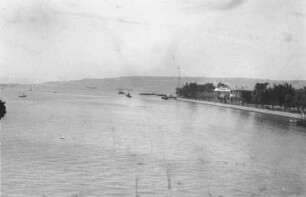 Blick auf Sues : Blick vom Schiff aus auf das Meer vor der Stadt Sues.
