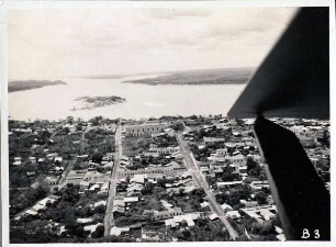 Ciudad Bolívar und der Orinoco von Osten, flussaufwärts, gesehen - Flugaufnahme