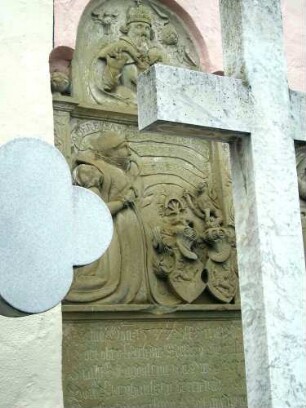 Langhaus von Norden im Nordnordwesten-Epitaph (Jahr 1577) mit Laudatio und halbplastischer knieedender Frau sowie Allianzwappen in Übersicht