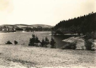 Talsperre Pirk. Blick zur Sperrmauer in südwestlicher Richtung auf Magwitz
