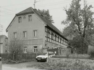Hohenwussen, Dreiseithof : Hohenwussen. Ehemaliger Dreiseithof, Dorfstraße 7. Giebelansicht des Wohnstallhauses und Hoftor