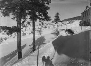 Oberwiesenthal : Oberwiesenthal. Ortsteilansicht, im Schnee der Schatten des Fotografen
