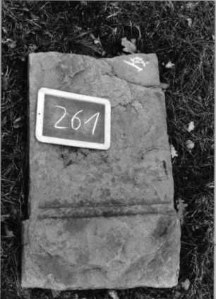 Grabstein 261 (Index: 100090132) Material: Sandstein Zustand: Fragment, beschädigt Maße HxBxT: 0x0x0 cm Beschreibung: Stele, Sockel: Grabstein 261