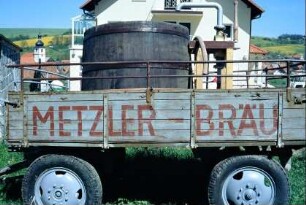 alter Wagen der Metzler-Brauerei, mit altem Fass darauf, steht für Festumzug zum 100-jährigen Jubiläum bereit