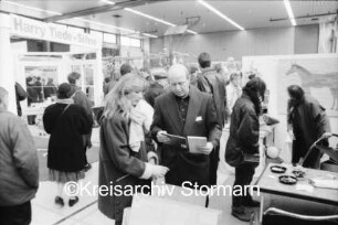 Gewerbeausstellung "Reinfelder Schaufenster": Sporthalle der Joachim-Mähl-Schule: Veranstalter Handelsverein Reinfeld (HVR) e.V.: Besucher zwischen Ständen: 16./17. März 1996