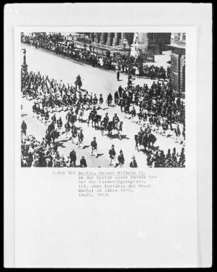 Berlin, Kaiser Wilhelm II. an der Spitze einer Parade Unter den Linden/Opernplatz