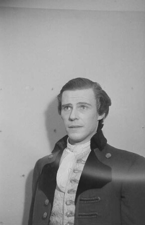 Szenenbilder aus dem Trauerspiel "Miss Sara Sampson" von Gotthold Ephraim Lessing im Theater am Schiffbauerdamm Berlin : Soloaufnahme von Max Eckard als Mellefont