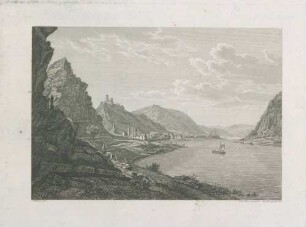 Blick einen Fluss entlang, umgeben von steilen Berghängen