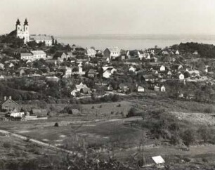 Tihany, Ungarn. Blick von Westen über den Ort und Anhöhe mit Abtei gegen den Balaton