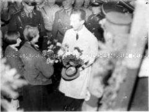 Joseph Goebbels wird von BDM-Mädchen mit Blumen empfangen
