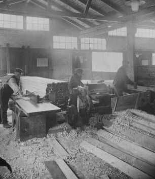 Arbeiten an der Abricht-, Hobel- und Spundmaschine : Technikgeschichte | Technologie | Holzgewinnung und Bearbeitung