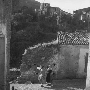 Nicastro, zwei Frauen auf einer Gasse im Gespräch
