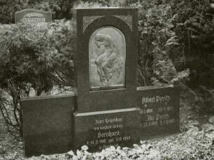 Grabmal mit Relief einer Trauernden für Bernhard, Albert und Ida Pyritz