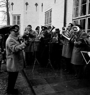 Schlosspark: Ostereiersuchen: Musikkapelle spielt vor Schloss: Regenschirm