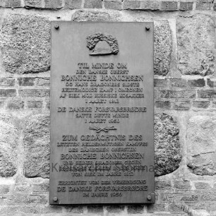 Friedenskirche: südliche Außenmauer mit Gedenkplatte für den dänischen Oberst Bonniche Bonnichsen