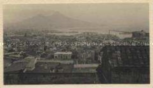 Blick auf die Stadt, im Hintergrund Meer und Berge