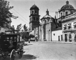 Straße mit Kathedrale : Blick in eine Straße von Guadalajara mit einer Kirche