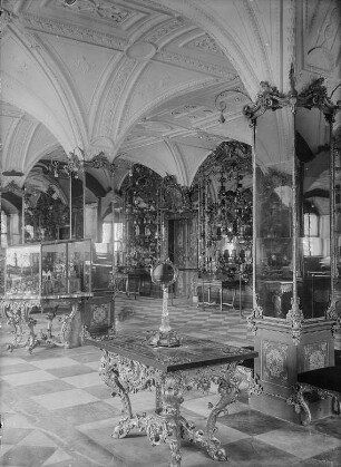 Pretiosensaal im Grünen Gewölbe : Dresden, Pretiosensaal im Grünen Gewölbe. Westflügel Residenzschloss Dresden. Hoher Standspiegel und Bergkristallsäule mit silbervergoldetem Sockel, Geschenk des Herzogs Emanuel Philibert von Savoyen, Mailand, vor 1580