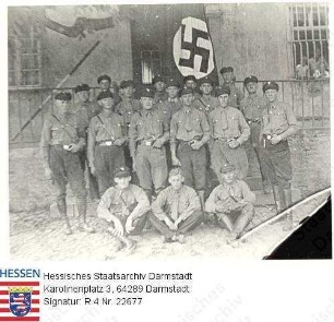 Nieder-Wöllstadt, 1932 um / SA-Gruppe vor dem Bauernhof Best (Ecke B 3/B 45), Gruppenaufnahme