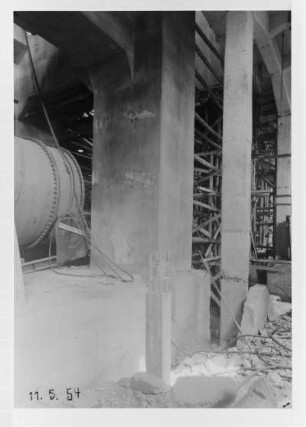 Industrie-Kraftwerk. Montage der Kondensatoren der Turbinen 7, 8 und 9 : Lauta (Niederlausitz). Industrie-Kraftwerk. Montage der Kondensatoren der Turbinen 7, 8 und 9