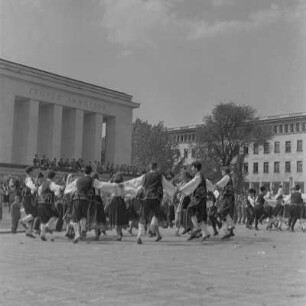 Demonstration zum Jahrestag der Befreiung von Faschismus am 9. September 1957 im Stadtzentrum Sofias