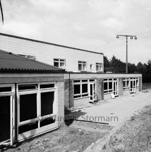 Reesenbüttel: evangelischer Kindergarten: Wulfsdorfer Weg: vor Fertigstellung: Außenaufnahme: daneben Außengelände erst teilweise befestigt, Erdhaufen: hinten Stromleitung